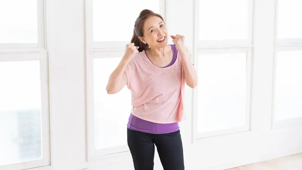 60代の女性が運動を始める前に記念撮影