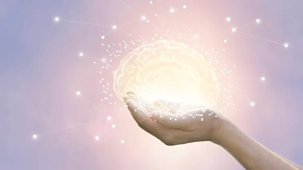 手にのる透き通った黄色い脳の形