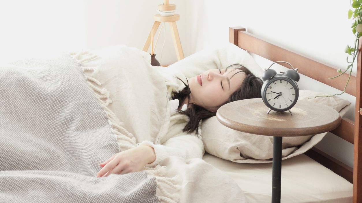睡眠負債とは?寝だめは逆効果?健康への影響や解消法を解説