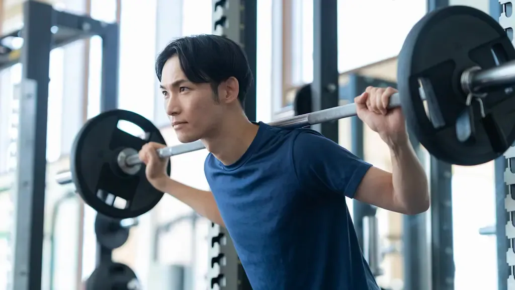 ジムで筋力トレーニングをしている